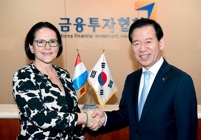 유리코 베케스 룩셈부르크 재무장관(왼쪽)과 서유석 금융투자협회장이 6일 여의도 금융투자협회에서 열린 간담회에서 악수하고 있다./사진=금융투자협회