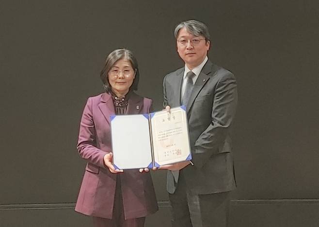 박영은 LG전자 고객가치혁신CS전략/지원담당(오른쪽)이 지난 3일 서울 강남구 엘타워에서 열린 '2023 소비자불만해결 사업자협의회 워크숍'에서 김경의 한국소비자원 상임이사에게 표창장을 받고 있다. / 사진=LG전자