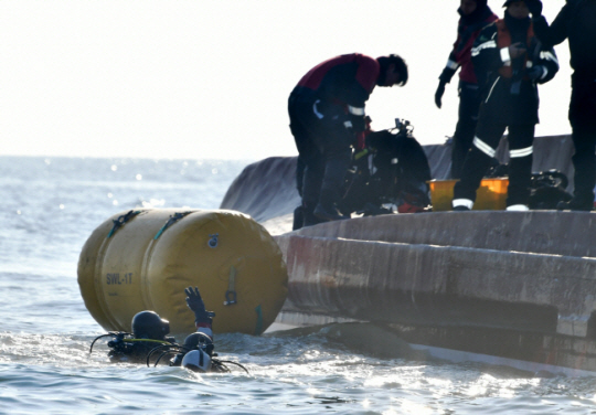 5일 전남 신안군 임자도 주변 해상에 전복돼 있는 청보호에 잠수부가 투입돼 실종자 수색작업을 하고 있다. 뉴시스
