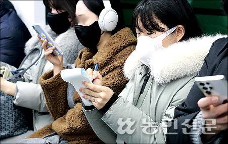 기자가 디지털 디톡스 기간에 지하철에서 스마트폰을 보는 대신 메모장에 필기하고 있다. 김병진 기자