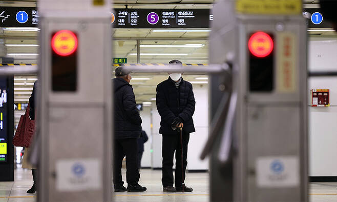 6일 서울 지하철 종로3가역에서 노인이 개찰구를 통과하고 있다. 연합뉴스