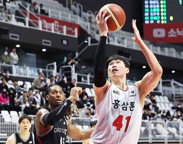 6일 경기도 서수원칠보체육관에서 열린 프로농구 수원 KT 소닉붐과 안양 KGC 인삼공사의 경기. KGC 오세근이 슛하고 있다. 연합뉴스