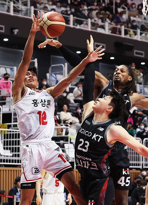 6일 경기도 서수원칠보체육관에서 열린 프로농구 수원 KT 소닉붐과 안양 KGC 인삼공사의 경기. KT 존스가 KGC 아반도의 슛을 막고 있다. 연합뉴스
