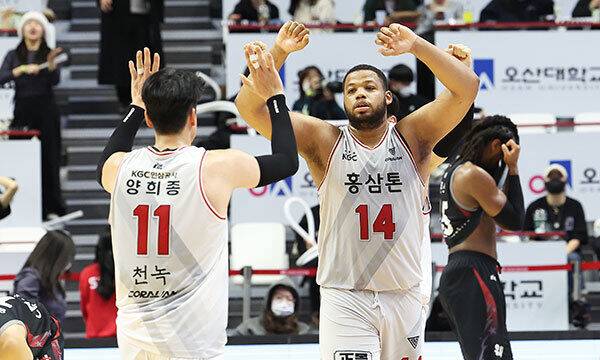 6일 경기도 서수원칠보체육관에서 열린 프로농구 수원 KT 소닉붐과 안양 KGC 인삼공사의 경기. 87대84로 승리한 KGC 선수들이 기뻐하고 있다. 연합뉴스