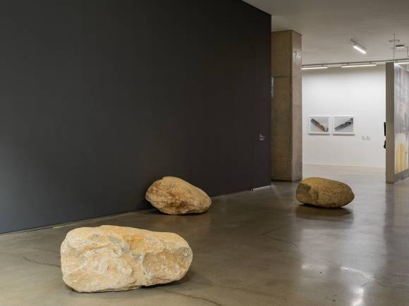 국립현대미술관은 독일 카를스루에 예술미디어센터(ZKM)와 공동 기획한 ‘페터 바이벨: 인지 행위로서의 예술’ 전시회를 지난 2일부터 열고 있다. 미디어 작품 ‘신음하는 돌’은 작가가 1969년 만든 작품으로 실제 돌에 녹음기를 설치해 인간의 통증 과정을 노래하고 있다.  국립현대미술관 제공