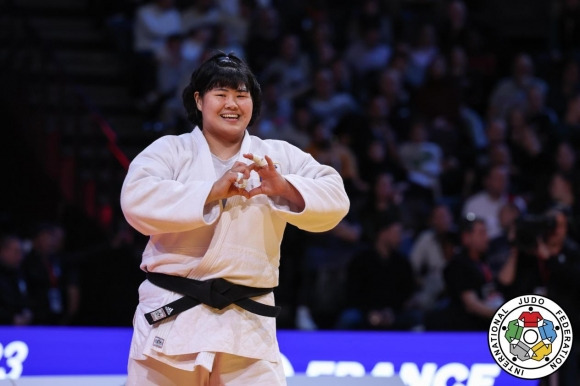 한국 유도 여자 최중량급 간판 김하윤(안산시청)이 6일(한국시간) 프랑스 파리 아코르 아레나에서 열린 국제유도연맹(IJF) 파리 그랜드슬램 여자 78㎏ 이상급 결승에서 아키바 마야(일본)를 꺾고 금메달을 차지한 뒤 하트 세리머니를 하고 있다. .IJF 홈페이지 캡처