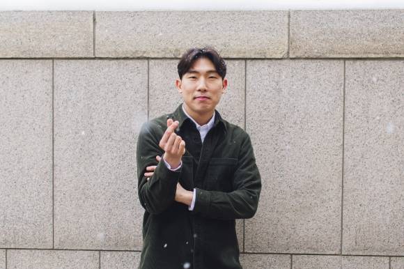 첼리스트 문태국이 눈 내리는 예술의전당에서 손으로 하트를 만들어 보이고 있다. 류재민 기자