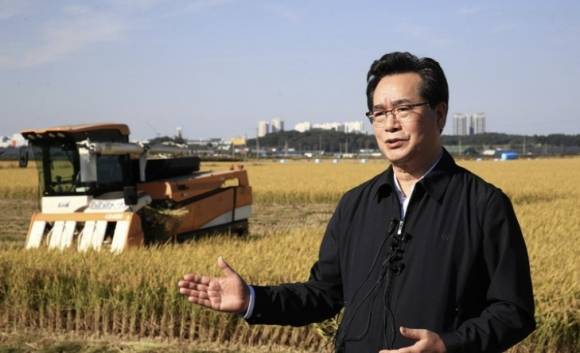 정황근 농림축산식품부 장관이 지난해 10월 13일 전북 익산시 가루쌀 수확 현장에 방문해 생산단지 대표들과 가루쌀 정책 방향에 대해 논의하고 있다. 농식품부 제공