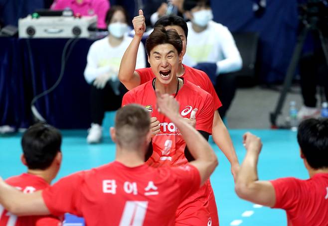 한국전력 박철우가 팀 동료들을 바라보며 환호하고 있다. 한국전력 제공