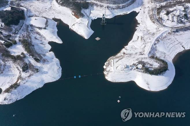 작년 12월 26일 수위가 낮아진 전남 화순 동복댐. [연합뉴스 자료사진]