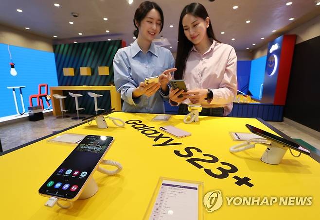 LGU+, 갤럭시 S23 팝업 오픈 (서울=연합뉴스) 이재희 기자 = 3일 서울 강남구 일상비일상의틈에 열린 LG유플러스의 '삼성전자 스마트폰 갤럭시 S23 시리즈' 팝업스토어에서 모델들이 갤럭시 제품을 살펴보고 있다. 팝아트를 활용한 사진 촬영 공간과 '배틀그라운드 모바일' 게임 체험공간 등으로 구성된 이곳은 오는 26일까지 열린다. 2023.2.6 scape@yna.co.kr