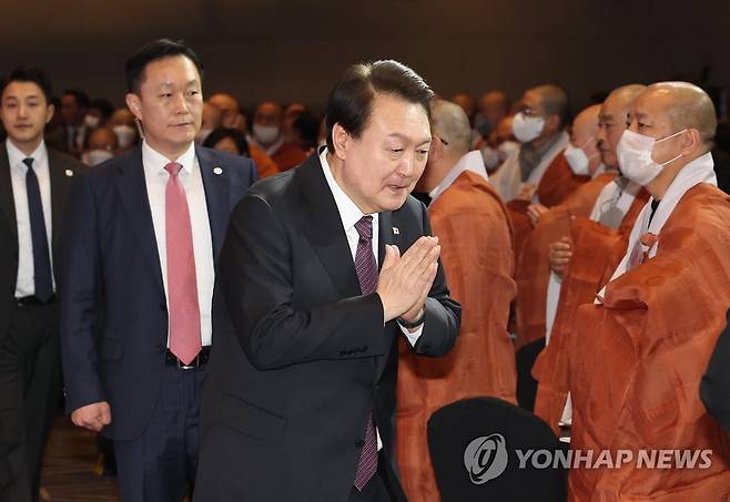 불교도 신년대법회 참석하는 윤석열 대통령 (서울=연합뉴스) 임헌정 기자 = 윤석열 대통령이 6일 서울 강남구 코엑스에서 열린 불기 2567년 대한민국 불교도 신년대법회에 입장하며 합장인사를 하고 있다. 
    이날 신년대법회는 불교계 30개 종단의 협의단체인 한국불교종단협의회가 주최했으며, 현직 대통령 부부의 신년대법회 참석은 이번이 처음이다. 2023.2.6 kane@yna.co.kr