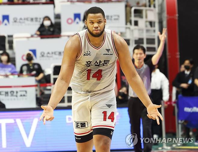 스펠맨 '3점' (수원=연합뉴스) 홍기원 기자 = 6일 경기도 서수원칠보체육관에서 열린 프로농구 수원 KT 소닉붐과 안양 KGC 인삼공사의 경기. 3점 슛을 성공시킨 KGC 스펠맨이 세리머니를 하고 있다. 2023.2.6 xanadu@yna.co.kr