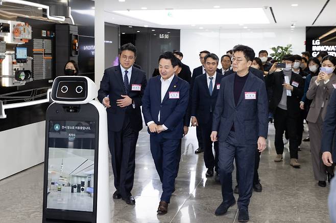 원희룡 국토교통부 장관이 로봇 시연을 보고 있다 / 사진=국토교통부