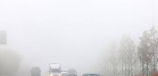 수도권에 초미세먼지 주의보가 내려진 지난해 11월10일 경기 일산대교에서 차량들이 서행하는 모습. 사진=뉴스1