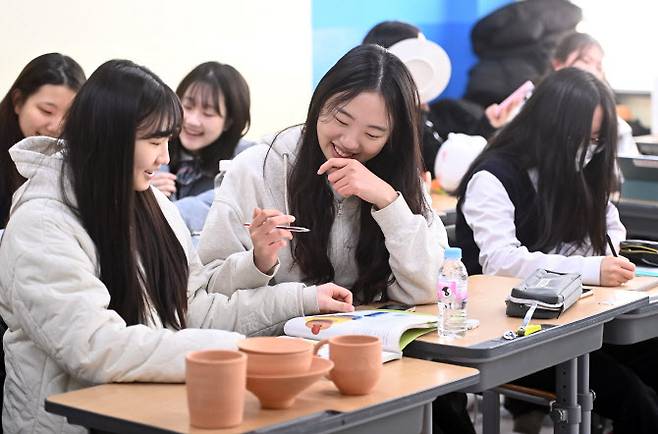 실내 마스크 착용 의무가 해제된 30일 경기도 이천시 한국도예고등학교에서 학생들이 마스크를 벗고 수업하고 있다. 사진은 기사 내용과 직접 관련이 없음.(사진=뉴시스)