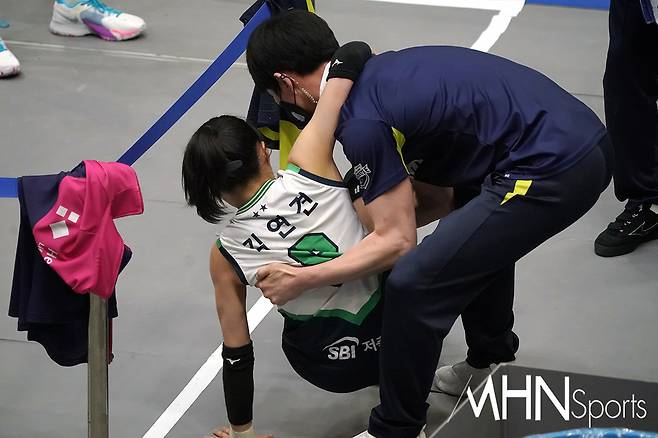 부상입은 현대건설 김연견이 코트 밖으로 나와 상처를 살피고 있다ⓒMHN스포츠 박태성 기자