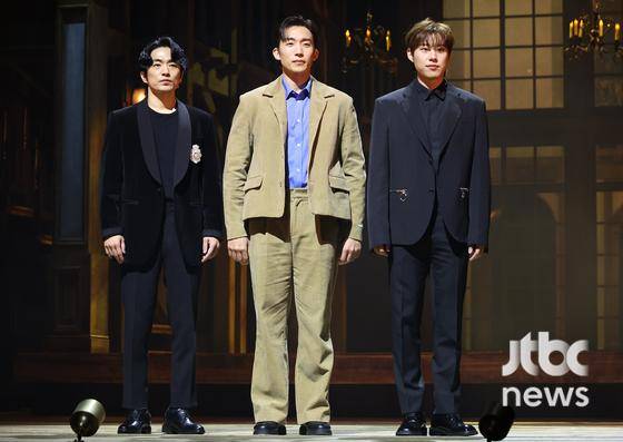 7일 오후 서울 서초구 예술의전당 CJ토월극장에서 연극 '셰익스피어 인 러브' 기자간담회가 열렸다.   배우 송영규, 임철형, 정소민, 채수빈, 김유정, 정문성, 이상이, 김성철이 참석해 포즈를 취하고 있다.  박세완 엔터뉴스팀 기자 park.sewan@jtbc.co.kr (콘텐트비즈니스본부)