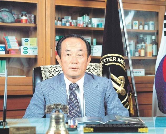 서울 충정로 종근당 사옥 집무실에서의 고촌 이종근 회장.