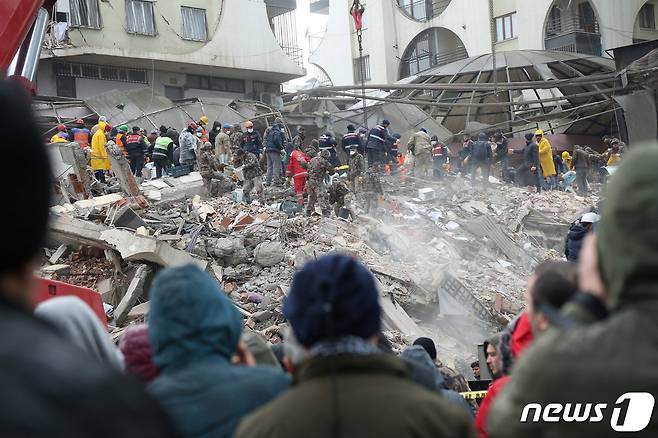 6일 튀르키예 디야르바키르에서 강진이 연이어 발생해 구조대원들이 잔해 속에서 생존자를 찾고 있다. ⓒ 로이터=뉴스1