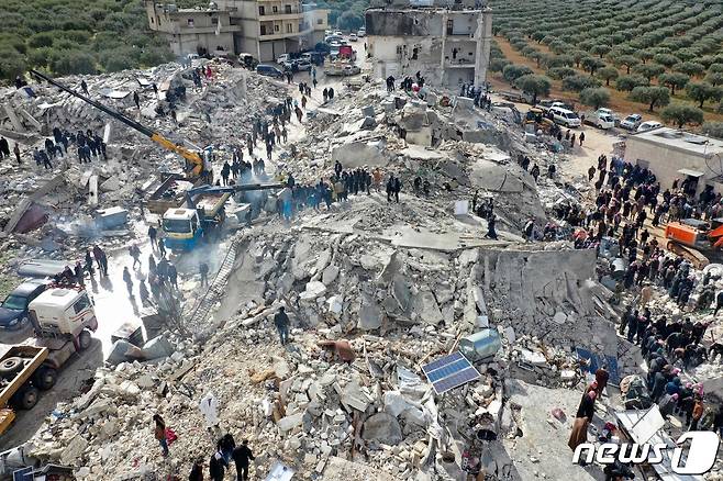건물이 완전히 무너져 형체를 알아볼 수 없을 정도다. ⓒ AFP=뉴스1 ⓒ News1 권진영 기자
