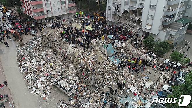 6일(현지시간) 튀르키예 남동부의 도시 아다나에서 규모 7.8에 달하는 강진이 발생해 구급대원들과 시민들이 잔해 속에서 구조작업을 벌이고 있다. ⓒ 로이터=뉴스1 ⓒ News1 포토공용 기자