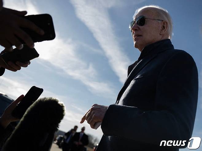 조 바이든 미국 대통령이 4일(현지시간) 매릴랜드주 헤이거즈타운 공항에 도착해 취재진을 만나 "중국의 정찰 풍선이 성공적으로 격추됐다＂면서 ＂이 일을 수행한 우리 조종사들의 노고를 칭찬하고 싶다＂고 밝히고 있다. ⓒ AFP=뉴스1 ⓒ News1 우동명 기자