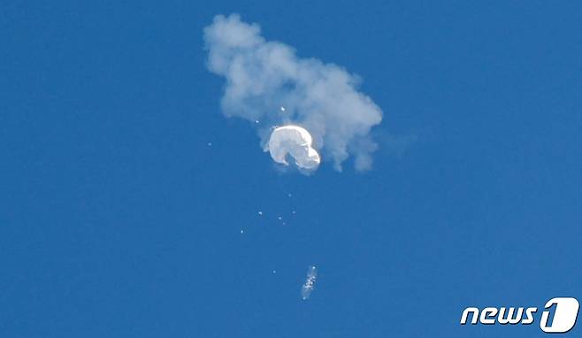 4일(현지시간) 미국 사우스캐롤라이나주 서프사이드 해안에서 중국 정찰 풍선으로 추정되는 비행체가 격추돼 추락하고 있다. ⓒ 로이터=뉴스1