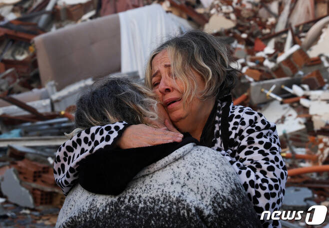7일 튀르키예(터키) 남동부 하타이에서 여성들이 껴안으며 통곡하고 있다. 이번 지진으로 튀르키예와 시리아에서 집계된 사망자 수는 4300명을 훌쩍 넘기고 있다. ⓒ 로이터=뉴스1 ⓒ News1 박재하 기자