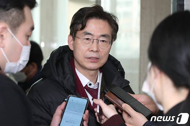 조경태 국민의힘 당대표 후보가 7일 오후 대구 동구을 당원협의회를 찾아 취재진과 질의응답 시간을 갖고 있다. 2023.2.7/뉴스1 ⓒ News1 공정식 기자