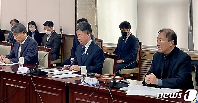 박인환 경찰제도발전위원장(오른쪽 첫 번째)이 7일 오후 서울 종로구 세종대로 정부서울청사 19층 대회의실에서 열린 '경찰제도발전위원회 7차 회의'에서 모두발언을 하고 있다. (행정안전부 제공) 2023.2.7/뉴스1