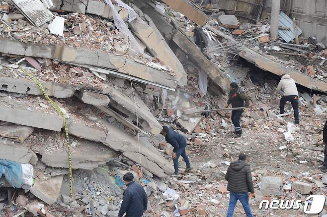 6일(현지시간) 규모 7.8의 강진이 강타한 튀르키예 남동부 디야르바키르에서 폭삭 무너져 돌무더기로 변한 건물이 보인다. ⓒ AFP=뉴스1 ⓒ News1 우동명 기자