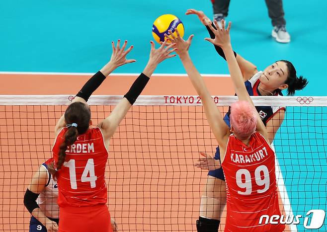 김연경이 2020 도쿄 올림픽 여자 배구 8강전에서 튀르키예 선수들을 상대로 공격을 하고 있다. 2021.8.4/뉴스1 ⓒ News1 이재명 기자
