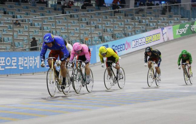 지난해 그랑프리 결승에서 정종진(5번, 노랑색 유니폼)이 마지막 바퀴에서 젖히기에 나서고 있다