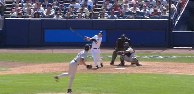 2005년 5월 랜디 존슨을 상대로 2루타를 날리고 있는 구대성. 사진=MLB.com 캡처