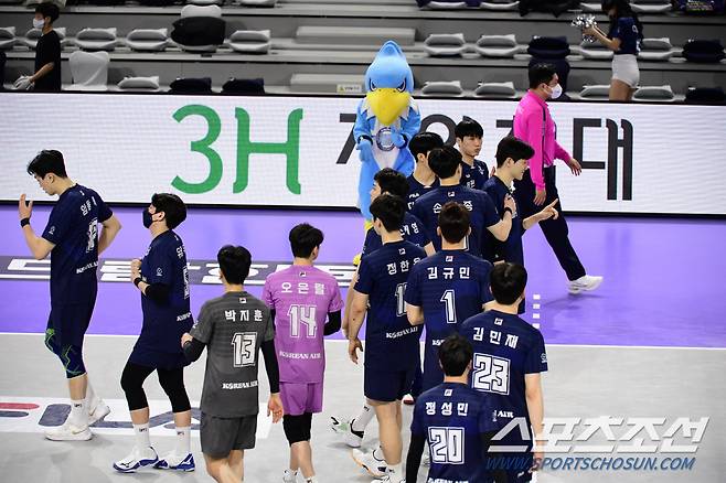 7일 인천 계양체육관에서 배구 V리그 남자부 대한항공과 삼성화재의 경기가 열렸다. 삼성화재가 대한항공에 승리했다. 경기 종료 후 코트를 나서는 대한항공 선수들. 인천=송정헌 기자songs@sportschosun.com/2023.02.07/