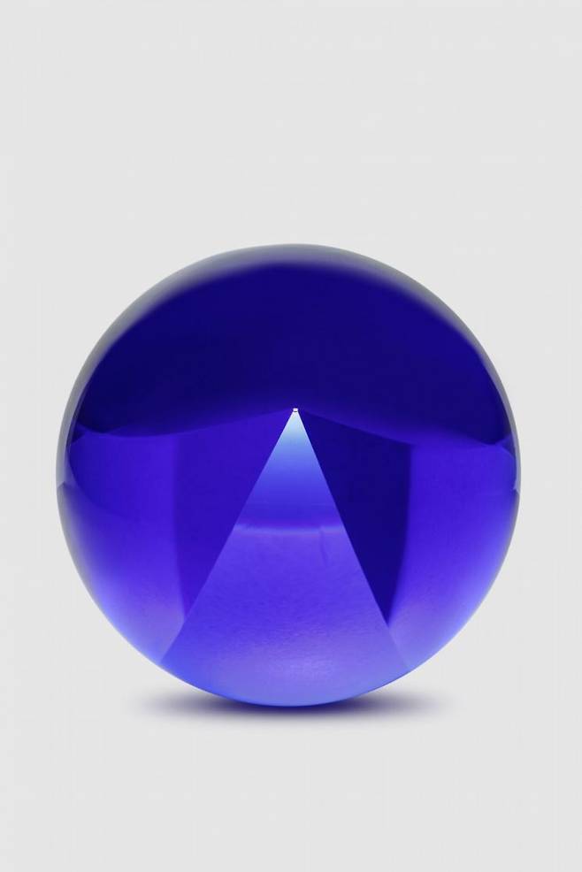 Helen Pashgian, Untitled, 2018. Photo by Joshua White [사진제공 = 리만머핀 서울]