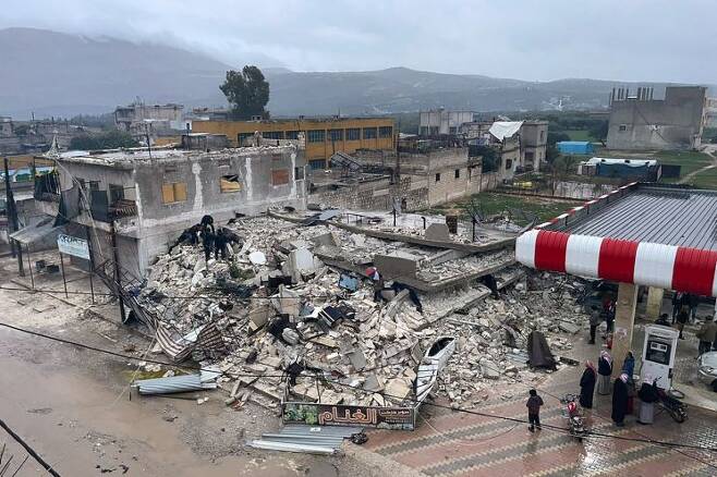시리아와 국경을 맞댄 튀르키예 남동부에서 규모 7.8 강진이 발생한 6일(현지시간) 시리아 북서부 이들리브주 아즈마린 마을의 한 건물이 무너져 있다. [이미지출처=AP연합뉴스]