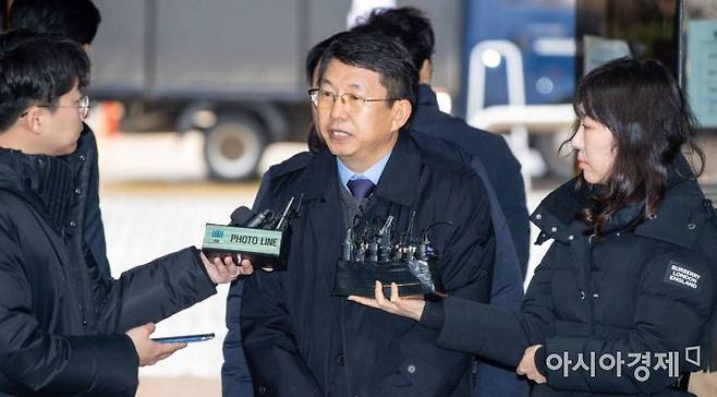 김석균 전 해양경찰청장이 2020년 1월8일 서울 서초구 서울중앙지방법원에서 열린 구속 전 영장실질심사에 출석하고 있다./강진형 기자aymsdream@