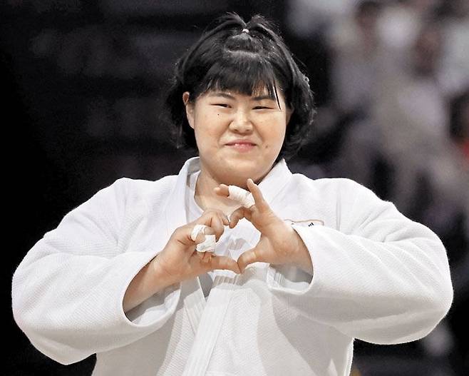 하트 세리머니 - 한국 여자 유도의 간판 김하윤이 6일 파리 그랜드슬램에서 우승한 후 손으로 하트 모양을 만드는 세리머니를 하고 있다. /로이터 연합뉴스