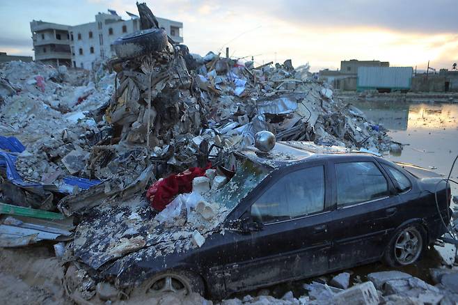 6일(현지 시각) 시리아 북서부의 사르마다에서 차량 한 대가 지진으로 무너진 건물 잔해에 깔려있다. /AFP 연합뉴스