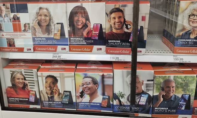 미국 전자제품 판매점에서 판매하는 휴대전화 종류. 갤럭시 A시리즈와 모토로라 등 여러 스마트폰이 있지만 애플은 저가 모델도 매장에서 판매하고 있지 않다. /변지희 기자