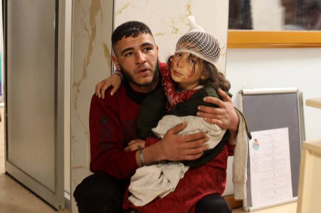 6일(현지시간) 시리아 알레포주 북부 아자즈 타운의 한 병원에서 인근 튀르키예에서 일어난 규모 7.8 강진 여파로 부상한 소녀가 치료를 기다리고 있다. /AFP연합뉴스 제공
