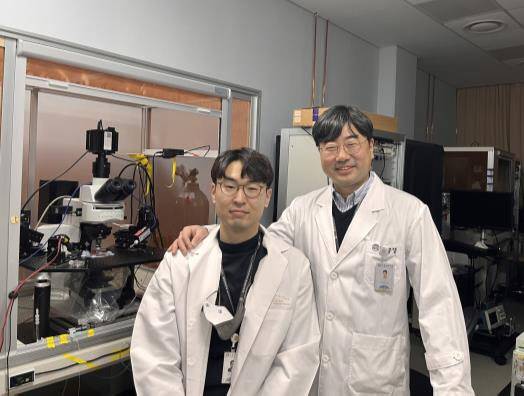 한국뇌연구원 김용석(왼쪽) 학생연구원과 라종철 책임연구원. 사진=뇌연구원 제공