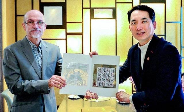 박민식 국가보훈처장(오른쪽)이 4일(현지 시간) 영국 런던의 한 식당에서 독립운동가 어니스트 베델 선생의 손자 토머스 오언 베델 
씨를 만나 인사를 나누고 있다. 박 처장은 지난해 발행된 베델 기념우표집을 선물하고, 영국 현지에 베델 선생 동상 건립 계획도 
밝혔다. 국가보훈처 제공