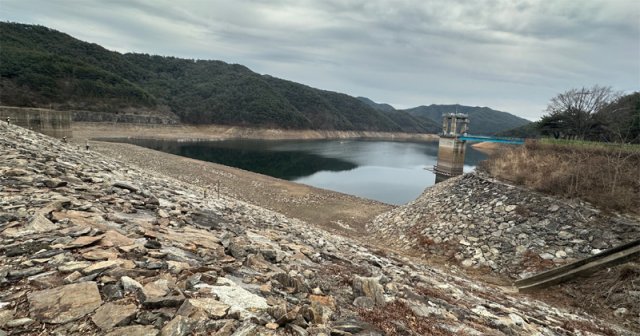 남부지방의 긴 가뭄으로 댐 저수량이 줄어들면서 6일 촬영한 전남 순천 주암댐이 말라 측면 바닥을 드러내고 있다. 한국수자원공사 제공