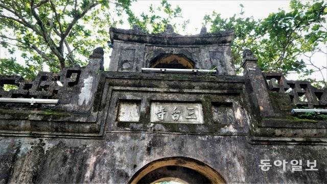 삼태사(三台寺)가 위치한 오행산의 수산.  수산에는 동굴속의 불상, 오래된 사원 등 베트남의 문화 유적이 집중적으로  배치돼 있다. 안영배 기자