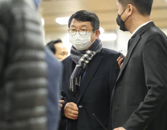 세월호 참사 당시 적절한 초동 대응을 하지 않아 승객들을 숨지게 한 혐의로 기소된 김석균 전 해양경찰청장이 7일 오후 서울 서초구 서울고등법원에서 열린 2심 선고 공판에 출석하고 있다.  연합뉴스