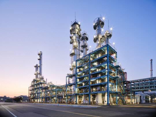 롯데정밀화학 염소계열 공장 전경. 롯데정밀화학 제공.