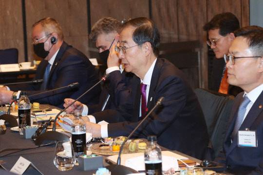 지난해 12월 23일 서울 종로구 포시즌스호텔에서 열린 '한-루마니아 비즈니스 라운드테이블'에서 한덕수 국무총리가 인사말을 하고 있다. 대한상공회의소 제공